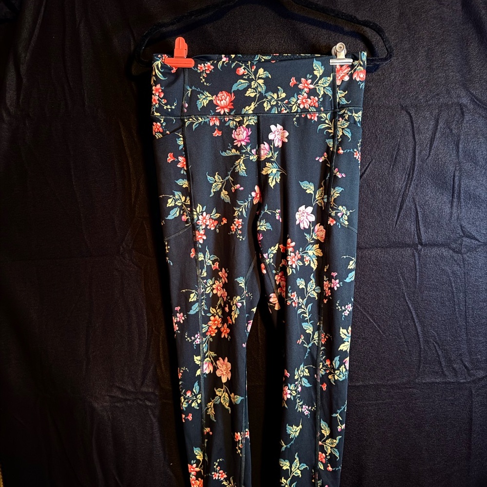 Victoria's Secret Black Leggings with Elegant Design